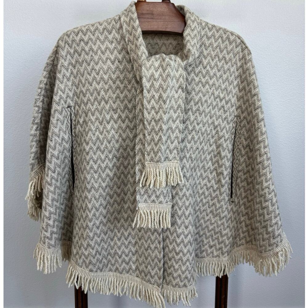 Lagenlook Fringed Poncho Cape Capelet Chevron Knit Boho Cottagecore Oatmeal Gray